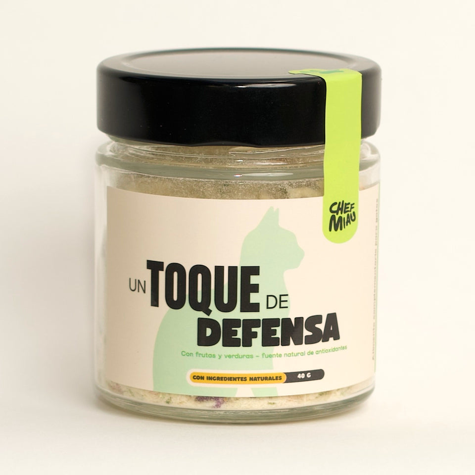 Tarro de cristal de Un Toque de Defensa sobre fondo claro.