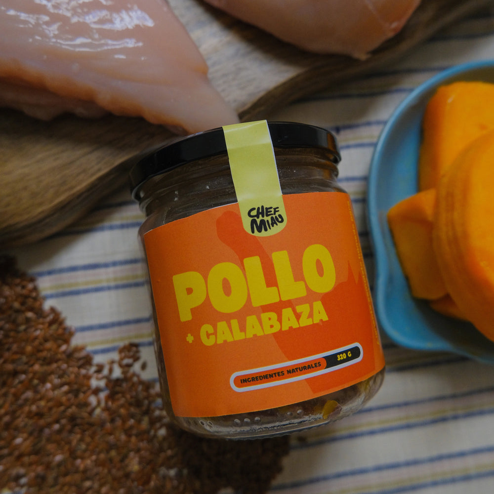 Tarro de pollo y calabaza junto a sus ingredientes